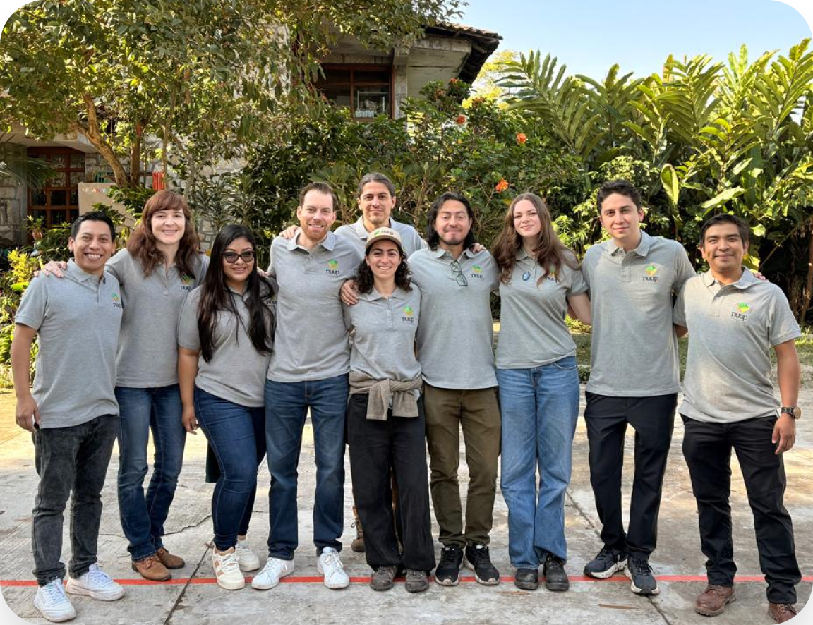 Equipo de una organización productora de café posando en grupo al aire libre